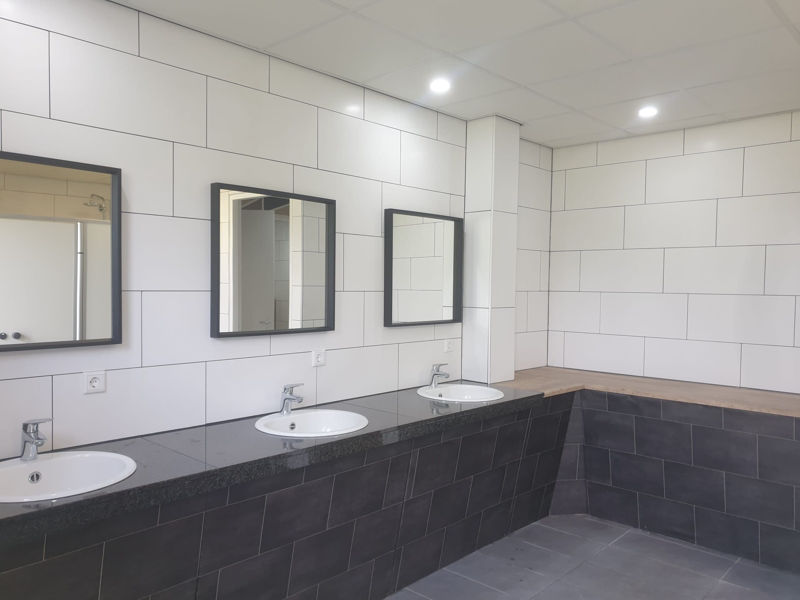 Modern sanitairgebouw
